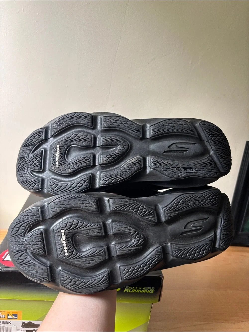 Skechers Aero Burst Slip Ins NIB Size 12